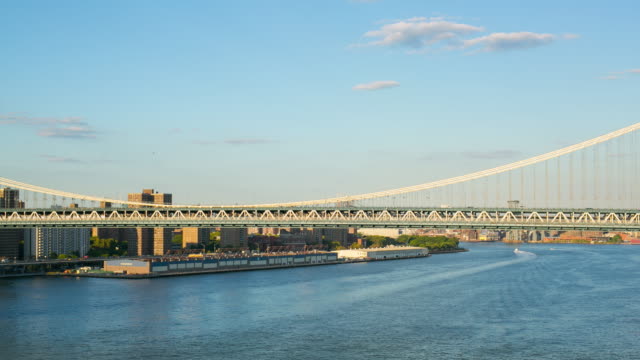 Puente-de-manhattan-día-soleado,-4-K-time-lapse-de-Nueva-york