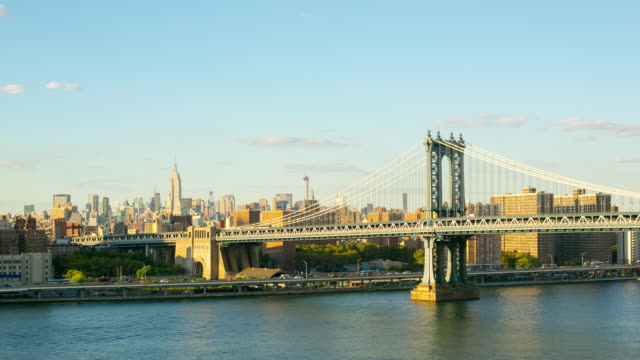 Sonnenuntergang-über-manhattan-bridge-mit-Blick-auf-empire-4-k-Zeitraffer-new-york