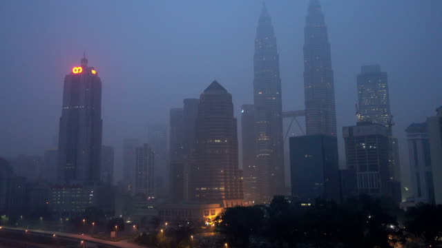 Vídeos-en-alta-definición.-La-ciudad-de-Kuala-Lumpur-en-el-amanecer-durante-grave-opacidad.-Inclinado-hacia-arriba.