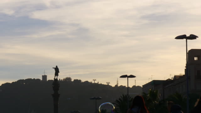 Sonnenuntergang-Barcelona-Panoramablick-Columb-und-Seife-Blase-4-k-Spanien