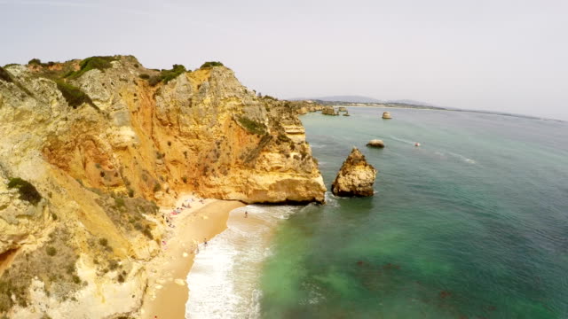 Luftaufnahmen-Praia-da-Marinha,-Veranden,-der-Algarve,-Portugal