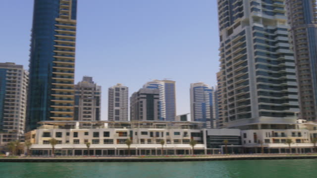Emiratos-Árabes-Unidos-Dubai-Marina-Bahía-de-luz-de-día-al-golfo-y-cafeterías-vista-panorámica,-4-K
