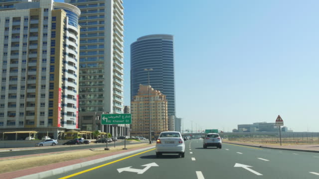 dubai,-Emiratos-Árabes-Unidos-Tecom-el-tráfico-de-tiempo-la-luz-del-día-4-K