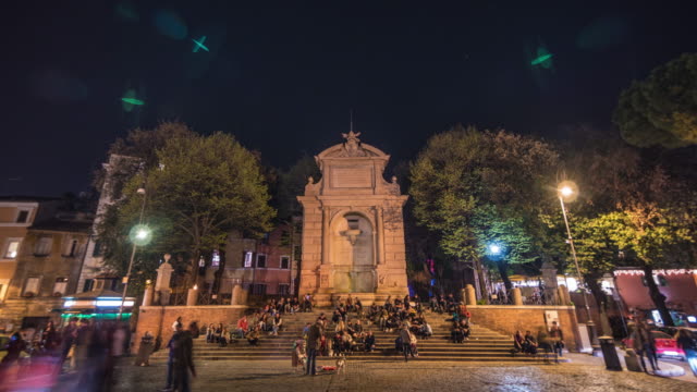 Nacht-Zeitraffer-von-einem-kleinen-Platz-in-Rom