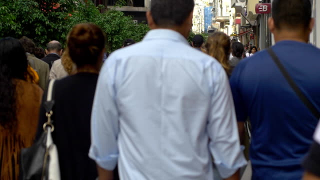 Gente-caminando-mínima-Calle-Florida,-el-centro-de-la-ciudad-en-cámara-lenta-de-Buenos-Aires