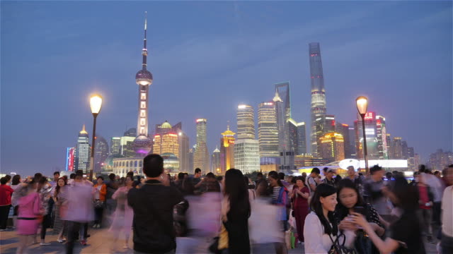 Zeitraffer-von-Shanghai-Skyline-mit-Menschenmassen-am-Bund