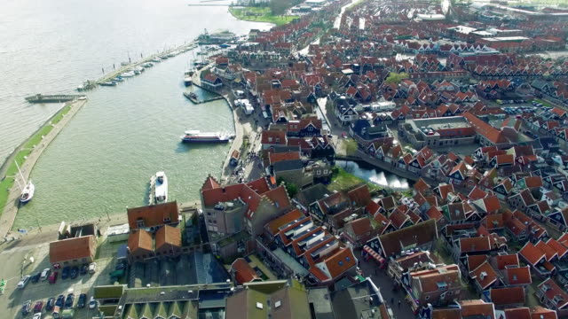 Ciudad-de-Volendam-en-Norte-Holanda-volando-sobre-Redtop-casas-lentamente-descendente