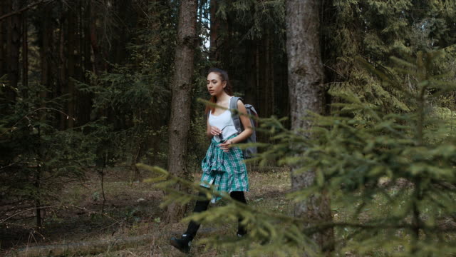 Aktive-gesunde-Hipster-Teen-im-Wald-wandern