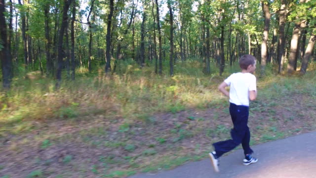 Hijo-adolescente-delgado-está-corriendo-en-senderos-y-senderos-en-el-bosque.-El-chico-está-entrenado-para-correr-bien.-Deportes-en-la-naturaleza.