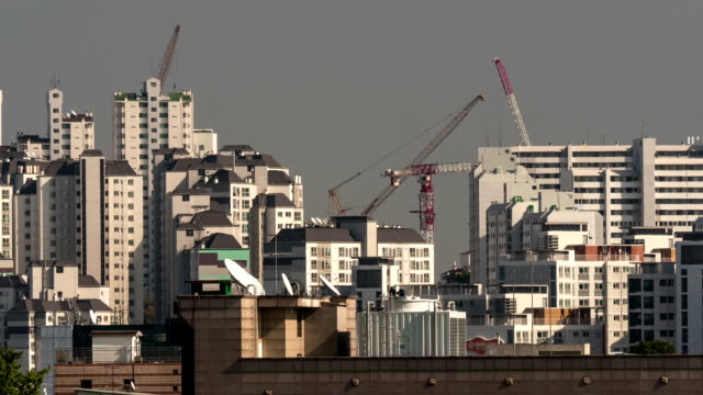 Timelapse-of-building-cranes-working-in-Seoul,-South-Korea