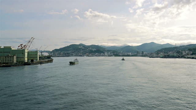 acercarse-al-puerto-de-Nagasaki,-Japón,-en-un-hermoso-día-azul-claro-soleado.