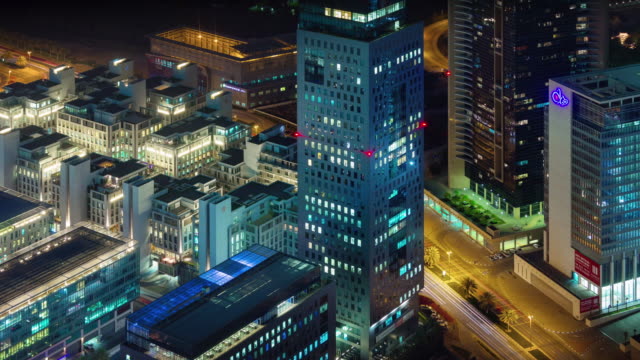 Nacht-Beleuchtung-Dubai-Dach-Top-Straße-Stadtpanorama-4-k-Zeit-verfallen-Vereinigte-Arabische-Emirate