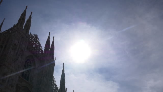 Italia-Milán-ciudad-cielo-soleado-famoso-duomo-Catedral-superior-Vista-frontal-4k