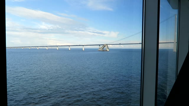 Blick-zum-Öresund-Brücke-aus-einem-Fenster-der-Fähre.-zwischen-Dänemark-und-Schweden