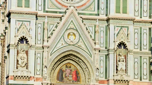 Vista-de-primer-plano-de-la-Basílica-de-Santa-Maria-del-Fiore-en-Florencia