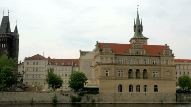 Vista-del-paisaje-urbano-de-Praga-moviéndose-a-lo-largo-del-río-Vltava-en-el-barco,-República-Checa