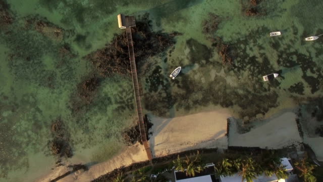 Aerial-Vogelperspektive-Küste-mit-Sandstrand-und-kristallklarem-Wasser-des-Indischen-Ozeans,-Mauriticus-Insel
