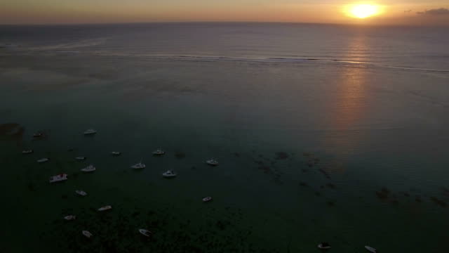 Luftaufnahme-von-Yachten-vor-Anker-und-Meer-bei-Sonnenuntergang