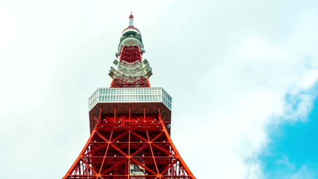 Lapso-de-tiempo-de-la-torre-de-Tokio-en-el-cielo-azul