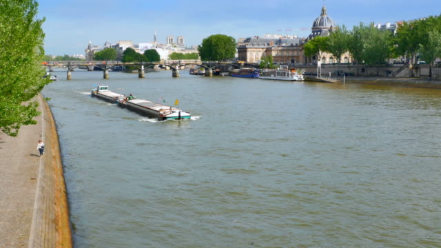 Carga-el-recorrido-del-barco-barcaza-en-el-río-Sena,-París-Francia