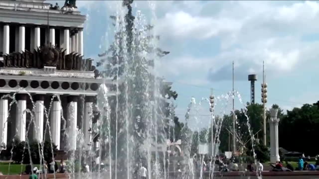 Many-fountains,-summer-in-the-city