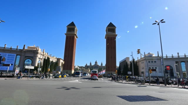 Plaza-España-Plaza-de-la-Fira-de-Barcelona-vida-cámara-coche