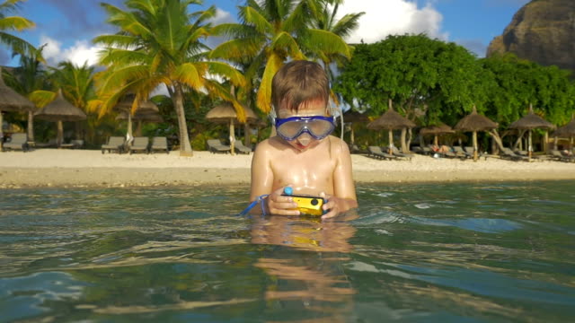 Kid-bathing-with-waterproof-camera