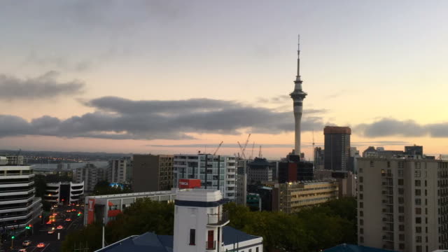 Zeitraffer-der-Skyline-von-Auckland-bei-Sonnenaufgang