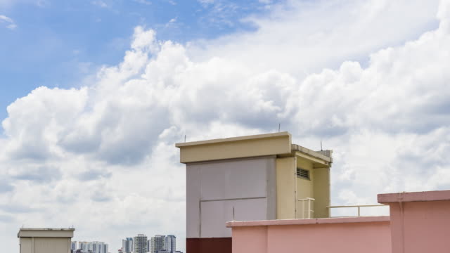 Timelapse-Singapur-apartamentos-tradicionales-con-nube-en-movimiento