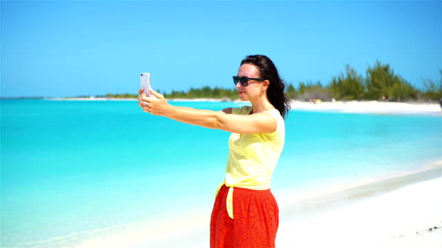Junge-Frau-Nutzung-Telefon-unter-Selfie-auf-der-Beacj.-Tourist-mit-mobilen-Smartphone.