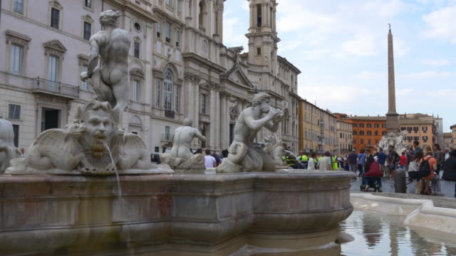 Italia-Roma-ciudad-verano-día-piazza-navona-amarrar-panorama-de-fuente-4k