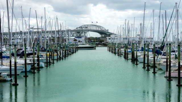 Time-Lapse-Auckland-Harbour-Bridge-reflektieren-Westhaven-Marina-in-Auckland