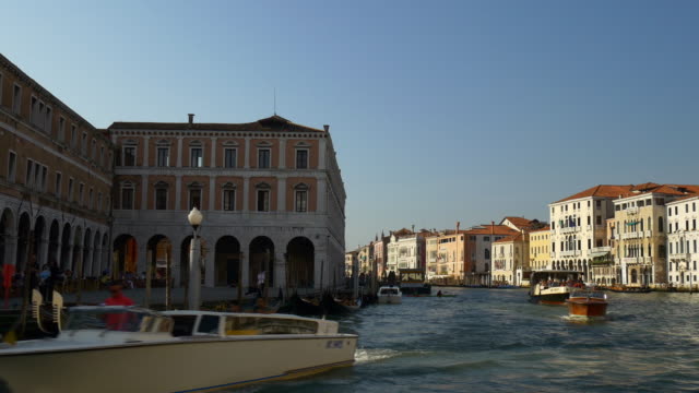 Italia-día-soleado-famosa-Venecia-vaporetto-camino-viaje-gran-canal-frontal-panorama-4k