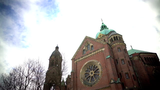 Vista-panorámica-de-la-iglesia-de-viejo-protestante-San-Lucas-en-Munich,-arquitectura