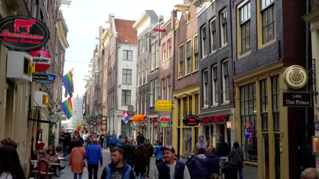 Viele-Leute-in-den-Straßen-von-Amsterdam