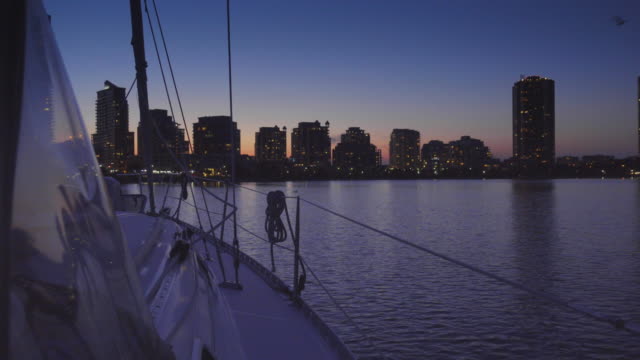 Segelboot-in-Toronto-Kanada-Gebäude-und-Hochhaus-Turm-Sonnenuntergang-Nacht