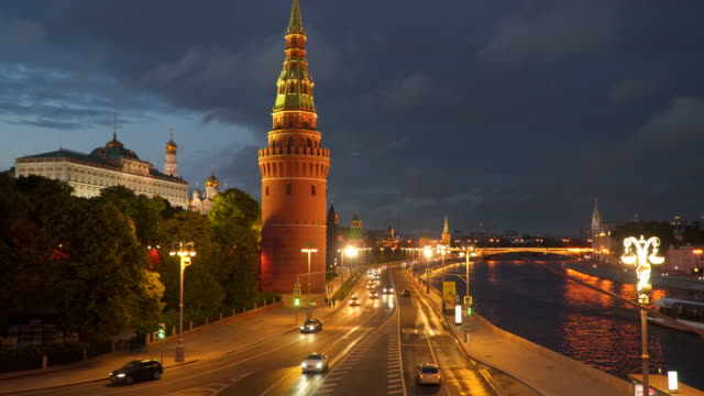 Die-Bewegung-des-Autos-in-der-Nähe-des-Kreml-in-Moskau-bei-Nacht