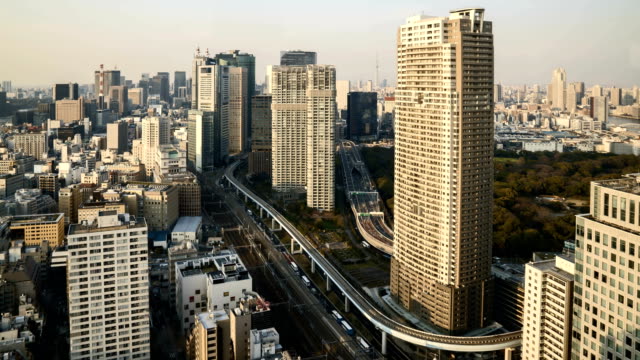 Skyline-von-Tokyo-mit-Motion-blur-Auto-und-Schnellzug-Bewegung.