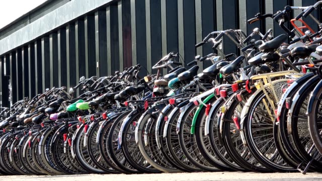 Aparcamiento-de-bicicletas-en-la-ciudad-de-Amsterdam,-una-ciudad-de-ambiente-ciclista,-4K
