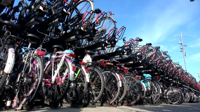 Aparcamiento-de-bicicletas-en-la-ciudad-de-Amsterdam,-una-ciudad-de-ambiente-ciclista,-4K