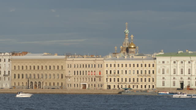 Altmodische-Gebäude-auf-einem-Damm-des-Flusses-Newa---St.-Petersburg,-Russland