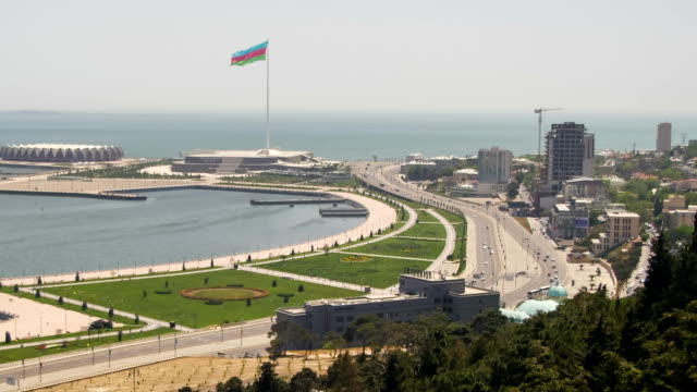 Blick-von-oben-auf-eine-Großstadt-in-der-Nähe-des-Meeres.-Baku,-Aserbaidschan.-Zeitraffer