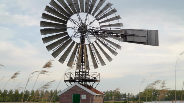 Näher-der-riesige-Windmühle-über-den-Fluss