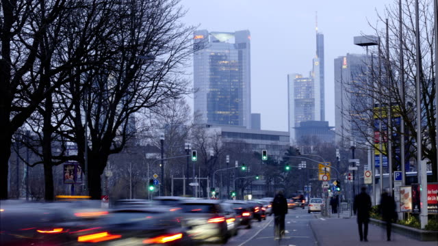 Tráfico-de-vehículos-en-Frankfurt-am-Main-(Time-lapse-en-4K)
