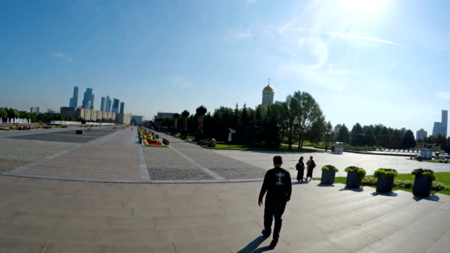 Parque-de-la-victoria-es-un-conjunto-arquitectónico-con-monumentos,-obeliscos,-fuentes-en-la-noche-en-Moscú,-Rusia