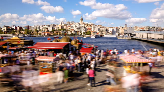 Zeitraffer-von-Menschen-herumlaufen-berühmtester-Touristenort-in-Istanbul-mit-Blick-auf-Galata-Turm-und-Bosporus