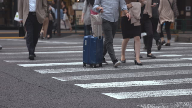 Gente-caminando-por-el-paso-de-peatones-(Slow-Motion-Video)-Ginza-y-Yurakucho-en-verano