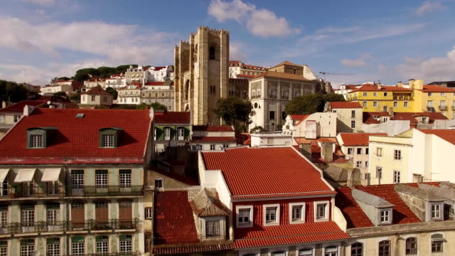 Die-Kathedrale-von-Lissabon-an-sonnigen-Tag-und-historischen-Teil-von-Lissabon-Luftbild