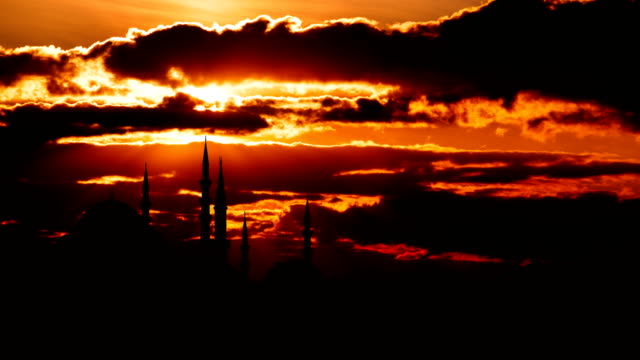 Vista-de-timelapse-del-paisaje-urbano-de-Istanbul-con-el-famoso-Mezquita-de-Süleymaniye-al-atardecer