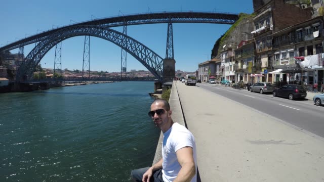 Junge-Reisende-nehmen-ein-Selbstporträt-in-Porto,-Portugal
